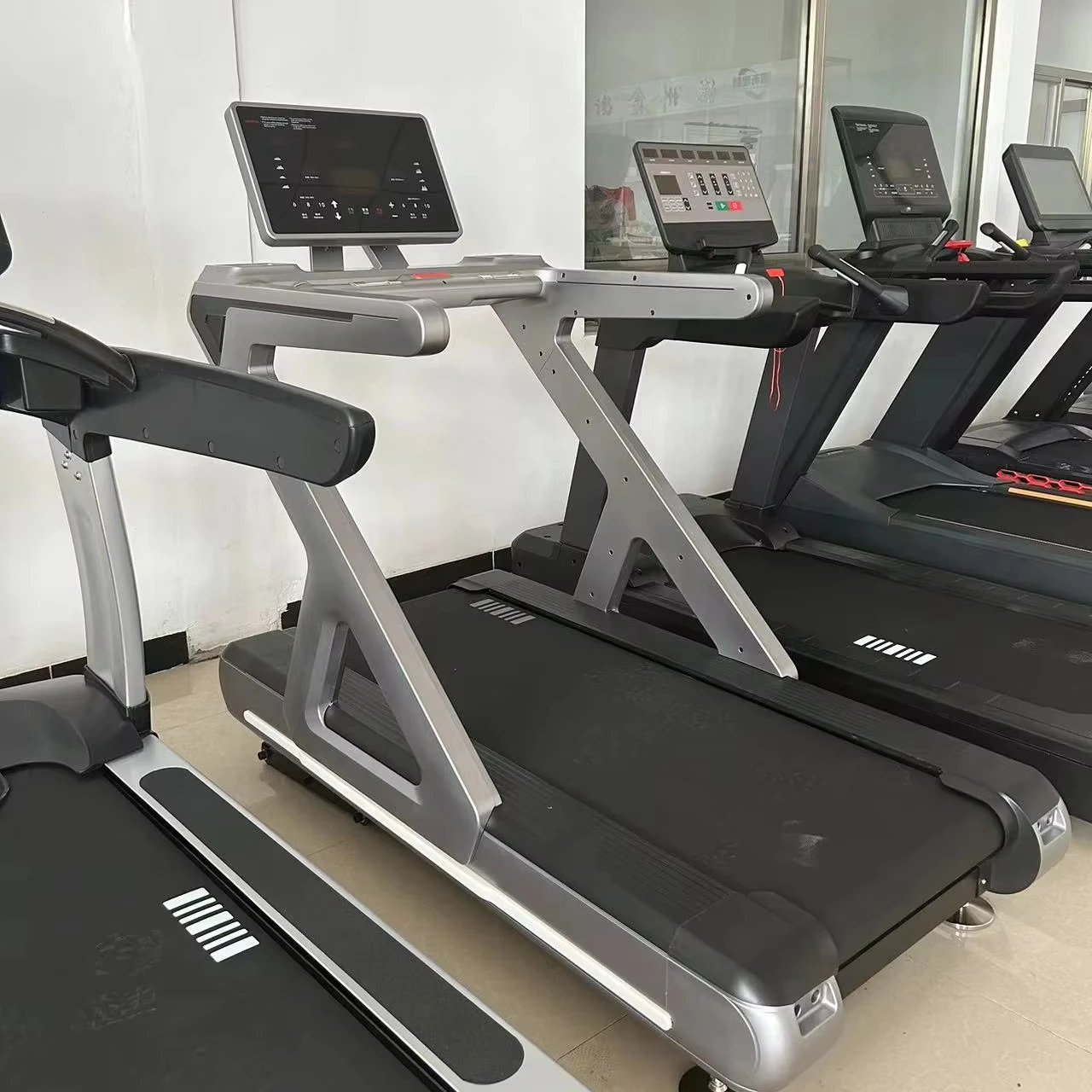 Commercial Electric Treadmill 4.0HP AC Motor 18km/h Speed for Gyms and Hotels